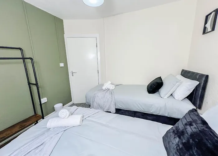 Apartment 3 Bedroom House - Free Parking-hospital-contractors-families - Long Rates Available