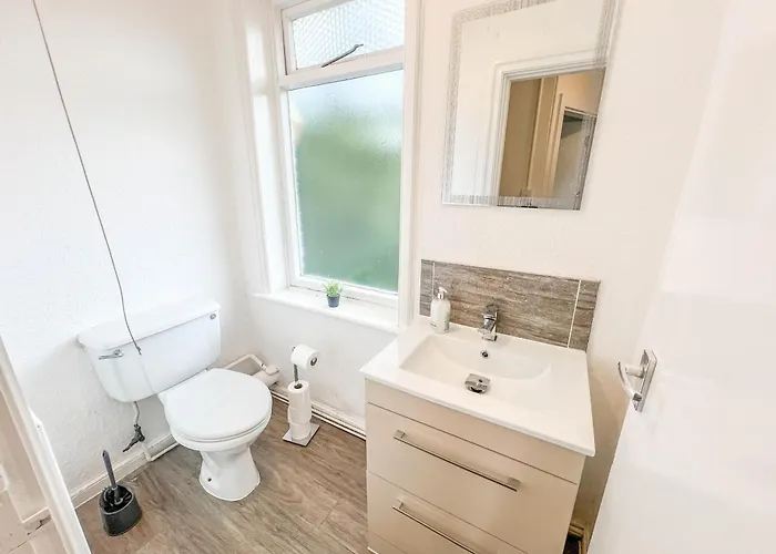 3 Bedroom House - Free Parking-hospital-contractors-families - Long Rates Available Apartment *