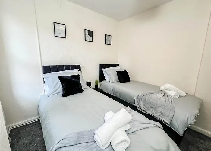 Apartment 3 Bedroom House - Free Parking-hospital-contractors-families - Long Rates Available *