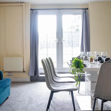 3 Bedroom House - Free Parking-hospital-contractors-families - Long Rates Available Lägenhet