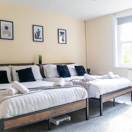 3 Bedroom House - Free Parking-hospital-contractors-families - Long Rates Available *