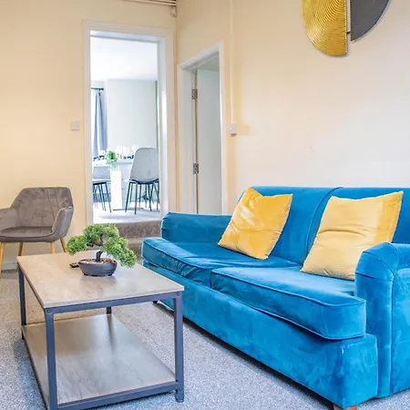 3 Bedroom House - Free Parking-hospital-contractors-families - Long Rates Available