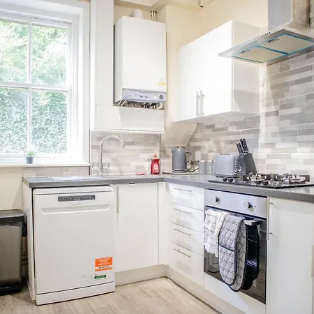 3 Bedroom House - Free Parking-hospital-contractors-families - Long Rates Available Leeds (West Yorkshire)