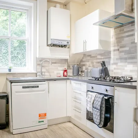 3 Bedroom House - Free Parking-hospital-contractors-families - Long Rates Available Lägenhet