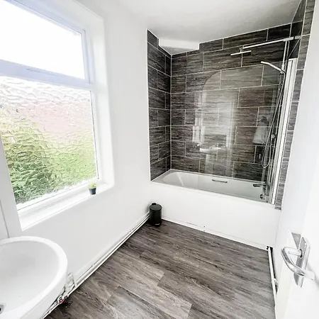 3 Bedroom House - Free Parking-hospital-contractors-families - Long Rates Available Lägenhet