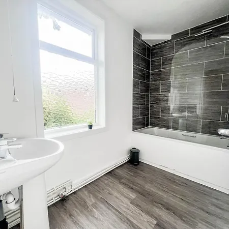 3 Bedroom House - Free Parking-hospital-contractors-families - Long Rates Available * Leeds (West Yorkshire)