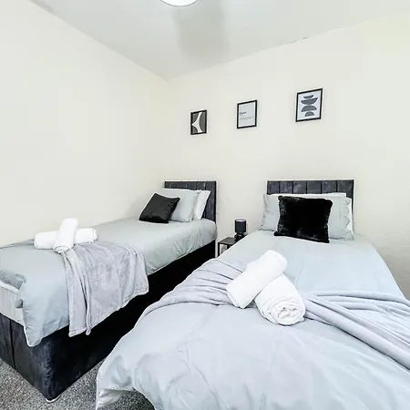 3 Bedroom House - Free Parking-hospital-contractors-families - Long Rates Available *