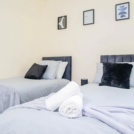 3 Bedroom House - Free Parking-hospital-contractors-families - Long Rates Available