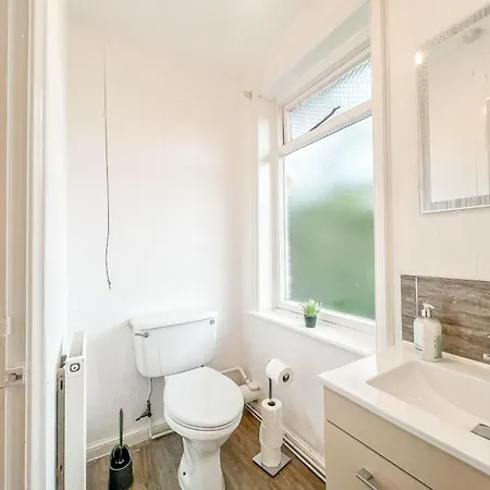 3 Bedroom House - Free Parking-hospital-contractors-families - Long Rates Available Lägenhet *