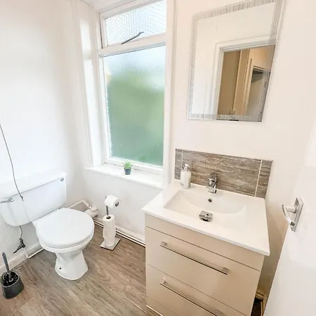 3 Bedroom House - Free Parking-hospital-contractors-families - Long Rates Available Lägenhet *